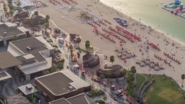 Rıhtıma genel bakış Jumeirah Beach Residence Jbr silueti yat ve tekneler ile havadan timelapse