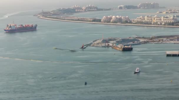 Pemandangan udara Palm Jumeirah manusia membuat pulau dari distrik JBR sebelum matahari terbenam timelapse. Dubai, UEA . — Stok Video