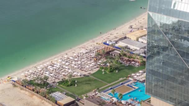 Waterfront overzicht Jumeirah Beach Residence Jbr skyline Aerial timelapse met jacht en boten — Stockvideo