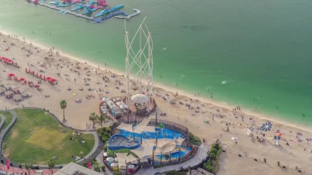 Visão geral da orla Jumeirah Beach Residence JBR linha do horizonte aéreo com iate e barcos — Vídeo de Stock