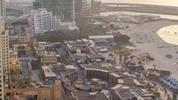 Visão geral da orla Jumeirah Beach Residence JBR linha do horizonte aéreo com iate e barcos — Vídeo de Stock