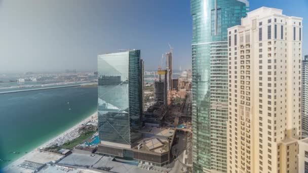 Rascacielos modernos en Jumeirah residencia de playa en Dubai, JBR timelapse aéreo — Vídeos de Stock