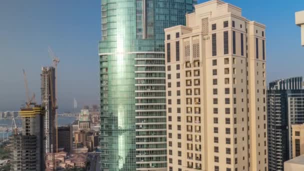 Современные небоскребы в Jumeirah Beach residence в Дубае, JBR aerial timelapse — стоковое видео