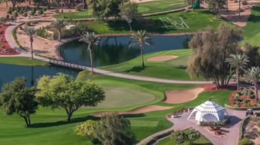 Ağaçlar hava timelapse ile yeşil golf sahası Manzara. Dubai, Birleşik Arap Emirlikleri
