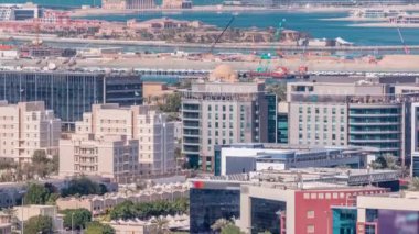 Dubai medya şehir binaları ve arka plan timelapse palmiye jumeirah, Dubai, Birleşik Arap Emirlikleri