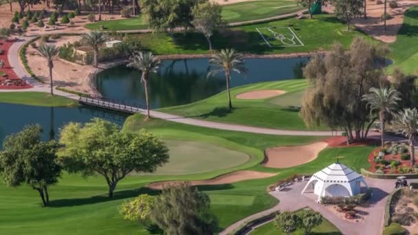 Paysage de terrain de golf vert avec arbres timelapse aérienne. Dubai, Émirats arabes unis — Video