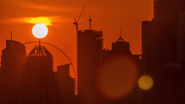 Dubai Marina rascacielos del campo de golf sunset timelapse, Dubai, Emiratos Árabes Unidos — Vídeo de stock