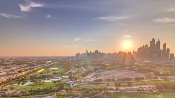 Dubai Marina arranha-céus e campo de golfe sunset timelapse, Dubai, Emirados Árabes Unidos — Vídeo de Stock