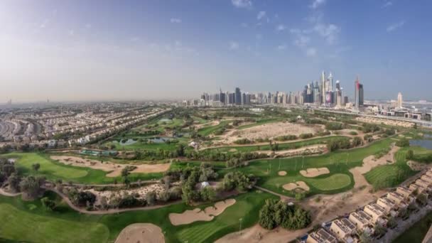 Dubai Marina arranha-céus e campo de golfe manhã timelapse, Dubai, Emirados Árabes Unidos — Vídeo de Stock