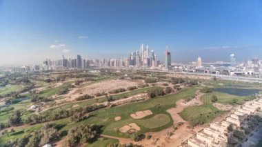 Dubai Marina gökdelenler ve golf sahası sabah timelapse, Dubai, Birleşik Arap Emirlikleri