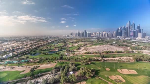 Dubai Marina rascacielos y campo de golf timelapse mañana, Dubai, Emiratos Árabes Unidos — Vídeo de stock