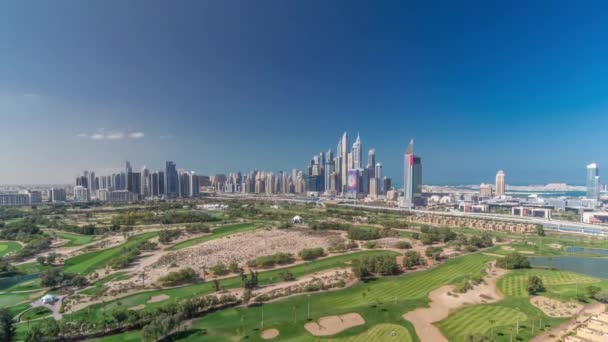 Dubai Marina arranha-céus e campo de golfe manhã timelapse, Dubai, Emirados Árabes Unidos — Vídeo de Stock