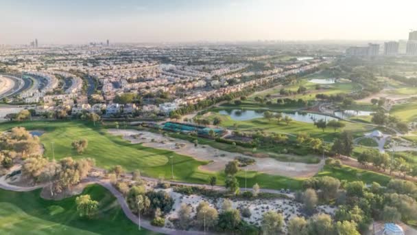 Vista aérea a villas y casas con campo de golf con césped verde y lagos timelapse — Vídeos de Stock