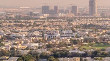 Göller timelapse ile Golf sahası yakınındaki villa ve evlere havadan görünüm.