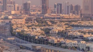 Göller timelapse ile Golf sahası yakınındaki villa ve evlere havadan görünüm.