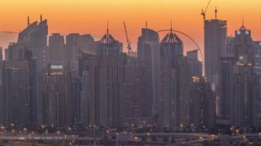 Dubai Marina gökdelenler ve gece timelapse, Dubai, Birleşik Arap Emirlikleri gündüz golf sahası