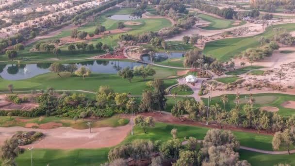 Veduta aerea di ville e case con campo da golf con prato verde e laghi timelapse — Video Stock