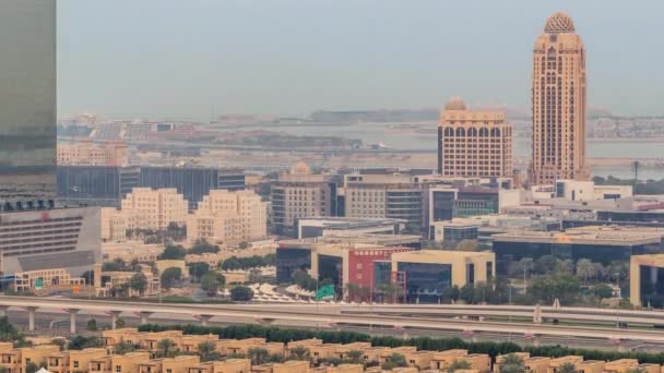 ドバイメディアシティの超高層ビルとゴルフコース朝のタイムラプス、ドバイ、アラブ首長国連邦 — ストック動画