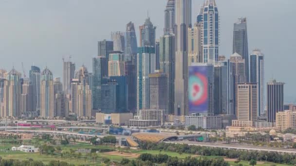 Dubai Marina drapacze chmur i pole golfowe Morning timelapse, Dubaj, Zjednoczone Emiraty Arabskie — Wideo stockowe