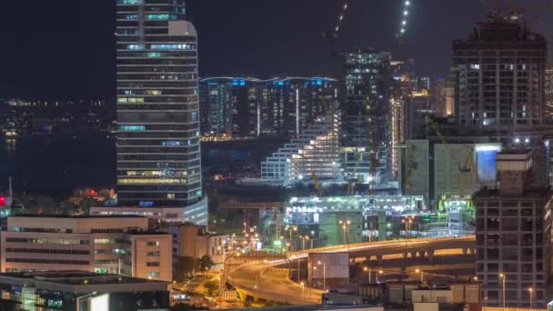 Dubajské mediální městské mrakodrapy a staveniště na palmovým jumeirahu v noci, Dubaj, Spojené arabské emiráty — Stock video