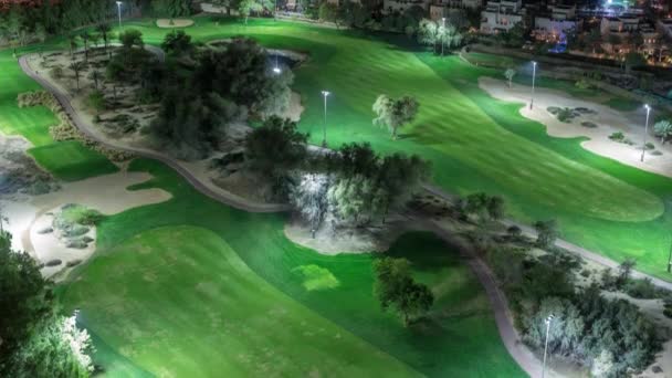 Bovenaanzicht van Golf baan en villa's met huizen Night timelapse — Stockvideo