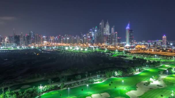 Dubai Marina rascacielos y campo de golf toda la noche timelapse, Dubai, Emiratos Árabes Unidos — Vídeo de stock