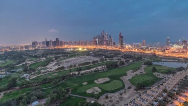 Dubai Marina wolkenkrabbers en golfbaan Night to Day timelapse, Dubai, Verenigde Arabische Emiraten — Stockvideo