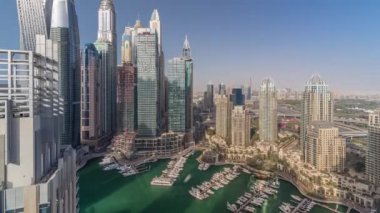 Dubai Marina sabah timelapse havadan üst görünümü. Modern kuleler ve yolda trafik