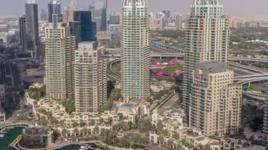Dubai Marina sabah timelapse havadan üst görünümü. Modern kuleler ve yolda trafik