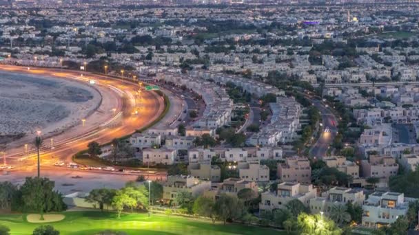 Luftaufnahme von Villen und Häusern mit Golfplatz im Zeitraffer von Tag zu Nacht — Stockvideo