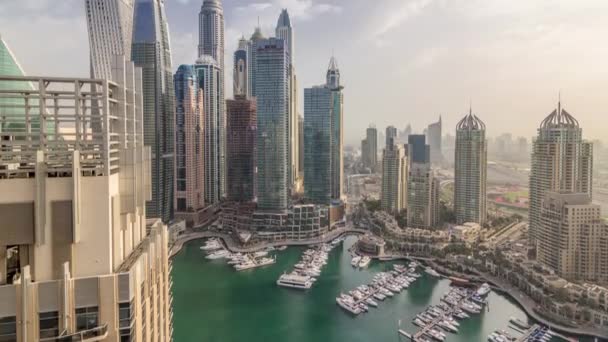 Vista aérea de Dubai Marina timelapse mañana. Torres modernas y el tráfico en la carretera — Vídeos de Stock