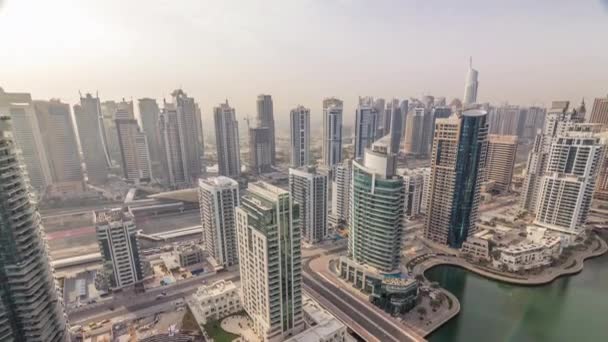 Вид сверху на Дубай Марина утром timelapse. Современные башни и дорожное движение — стоковое видео