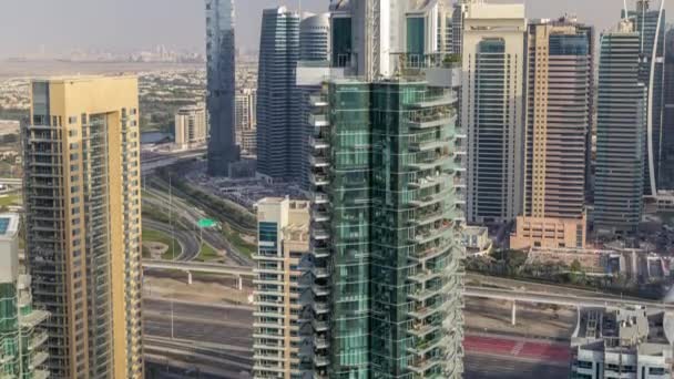 Bovenaanzicht van Dubai Marina Morning timelapse op de luchthaven. Moderne torens en verkeer op de weg — Stockvideo