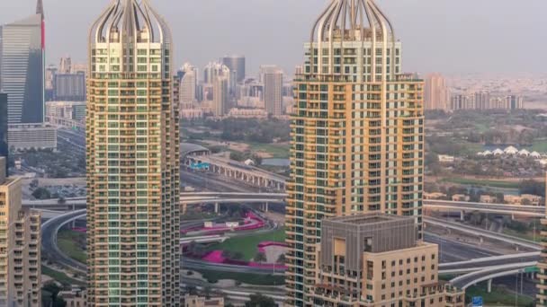 Widok z lotu ptaka Dubai Marina rano timelapse. Nowoczesne wieże i ruch na drodze — Wideo stockowe