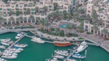 Dubai Marina'nın havadan üstten gündüz gece ye doğru görünümü. Modern kuleler ve yolda trafik