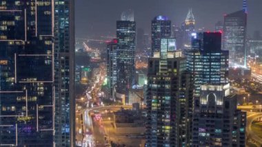 Dubai Marina gece timelapse havadan üst görünümü. Modern kuleler ve yolda trafik