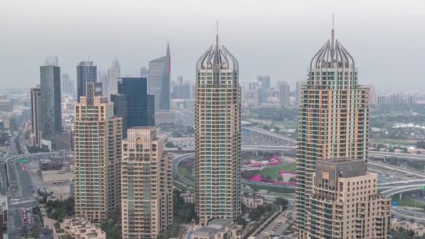 Bovenaanzicht van Dubai Marina dag tot nacht timelapse. Moderne torens en verkeer op de weg — Stockvideo