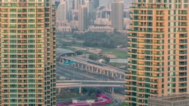 Dubai Internet City ve Dubai Media City bölgeleri yanı sıra Golf Club timelapse yakınındaki Metro istasyonu