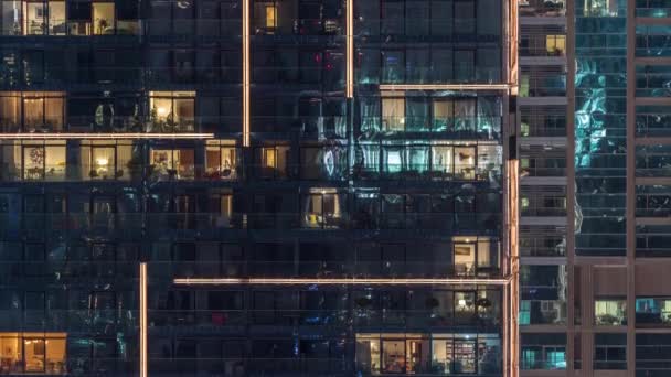 Luci nelle finestre del moderno edificio a più piani in ambiente urbano di notte timelapse — Video Stock