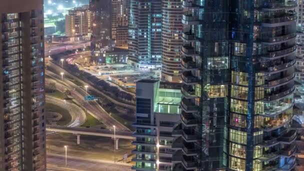 Luchtfoto van een kruising van de weg in een grote stad nacht timelapse. — Stockvideo