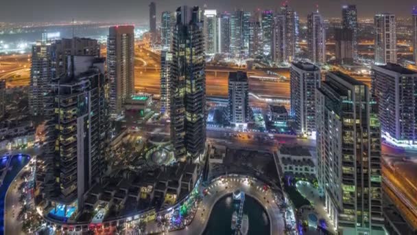 Vista aérea superior do Dubai Marina noite timelapse. Torres modernas e tráfego na estrada — Vídeo de Stock