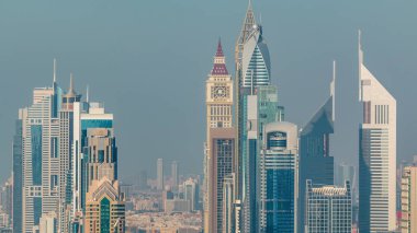 Sheikh Zayed Road ve Difc'nin Dubai, Birleşik Arap Emirlikleri'ndeki hava saati ndeki gökdelenler.