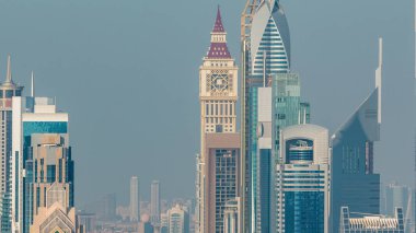 Sheikh Zayed Road ve Difc'nin Dubai, Birleşik Arap Emirlikleri'ndeki hava saati ndeki gökdelenler.