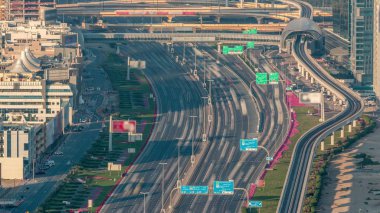 Hessa Street hava timelapse kesiştiği Şeyh Zayed Road, Dubai, Birleşik Arap Emirlikleri.