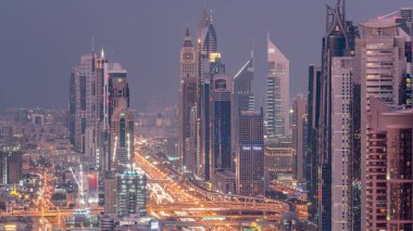 Dubai şehir merkezindeki gökdelenlere havadan ve Şeyh Zayed'den gece gündüze, Dubai, Birleşik Arap Emirlikleri'nde