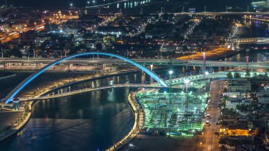 Downtown gökdelenler çatıdan yaya köprüsü hava gece timelapse ile Dubai su kanalı