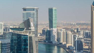Gün batımından önce gökdelenler timelapse ile Dubai'nin iş koyu hava silueti.
