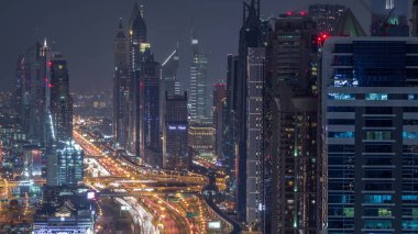 Dubai şehir merkezindeki gökdelenlere havadan ve Sheikh Zayed road night timelapse, Dubai, Birleşik Arap Emirlikleri
