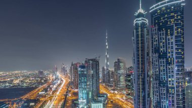 Dubai, Bae şeyh zayed yol gece timelapse modern gökdelenler ve trafik ile Akşam silueti.
