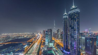 Dubai, Bae şeyh zayed yol gece timelapse modern gökdelenler ve trafik ile Akşam silueti.